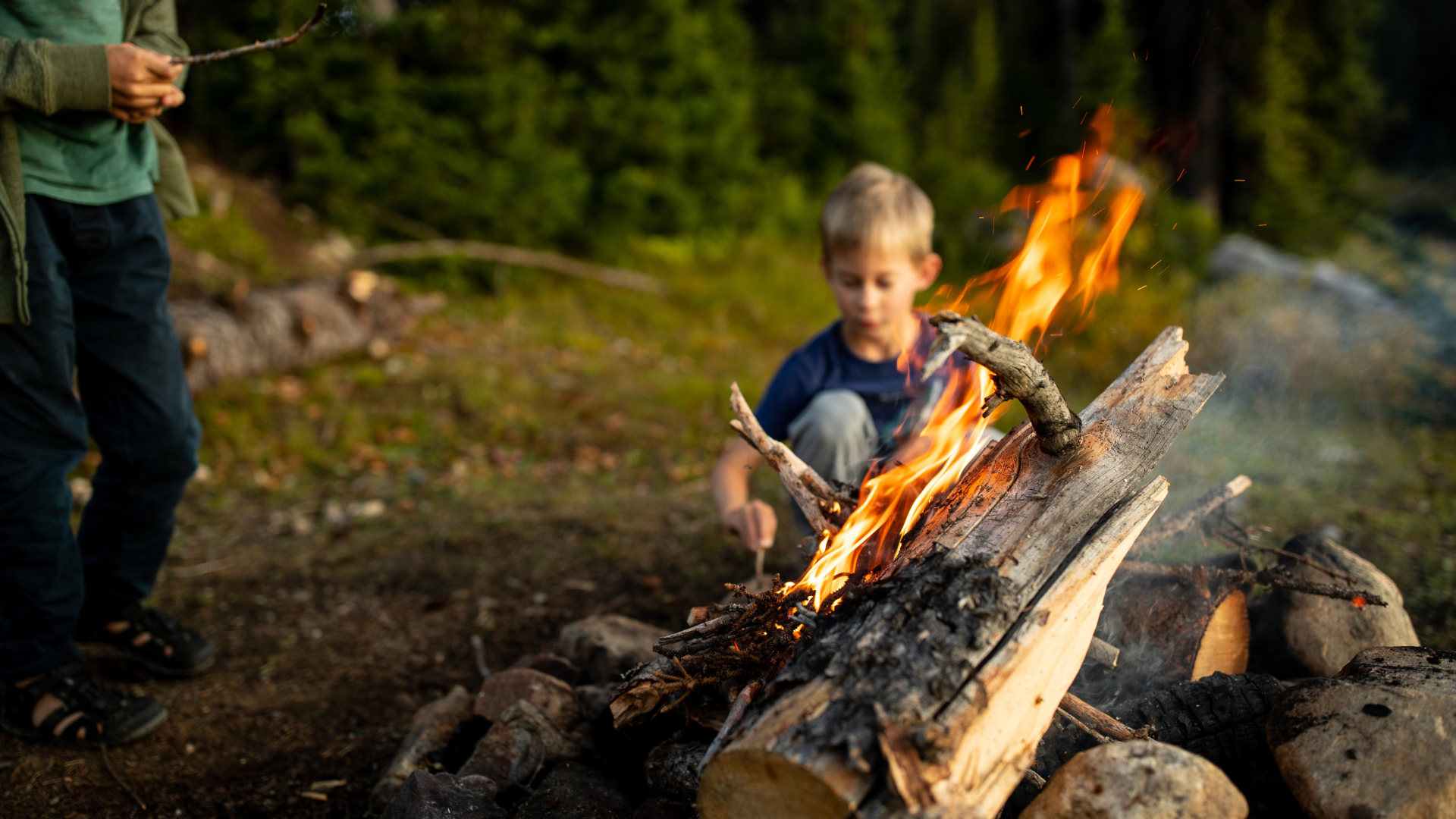 Dreng ved lejrbål - Naturterapi og bålterapi for børn i Højbjerg